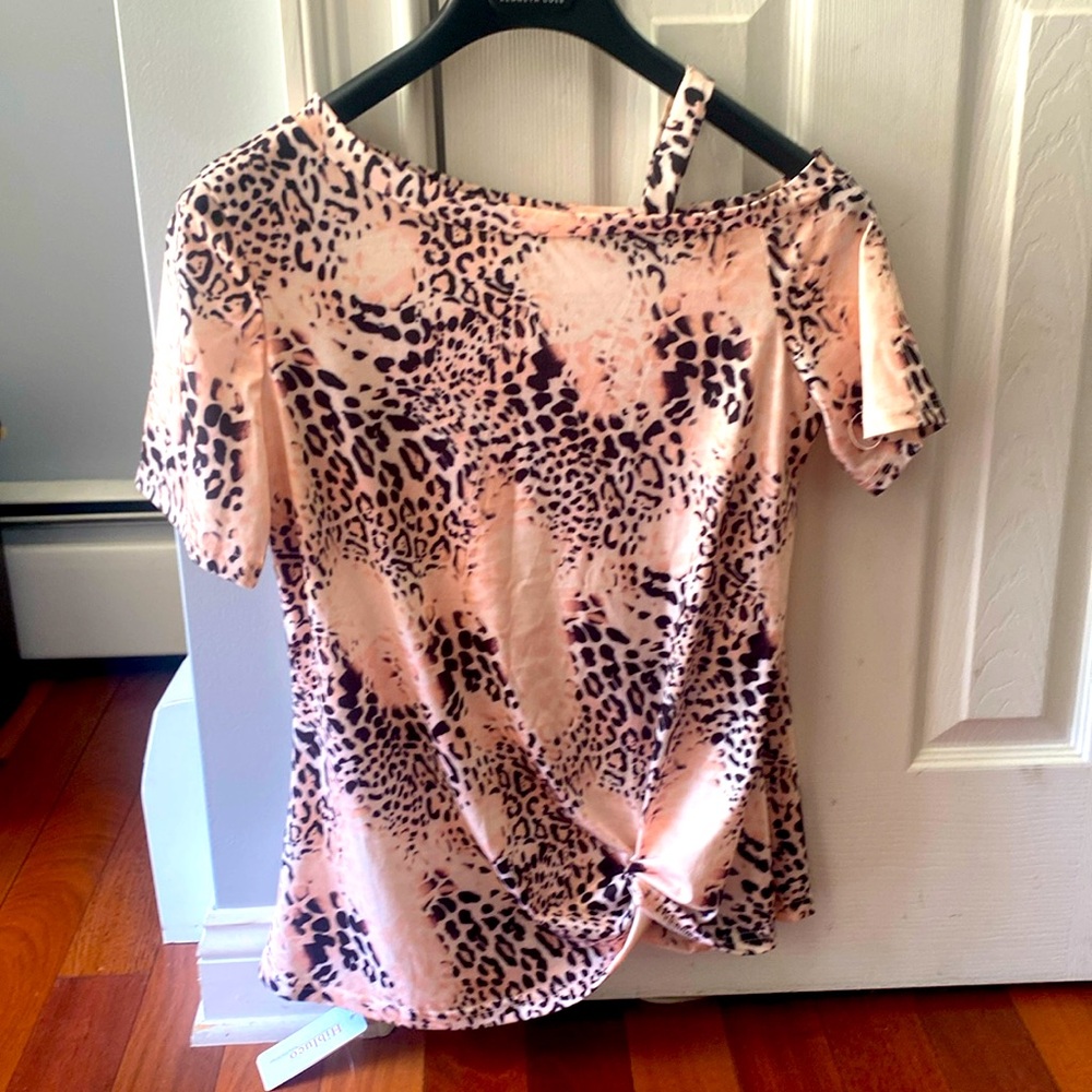 NEW! Cute T!!👚